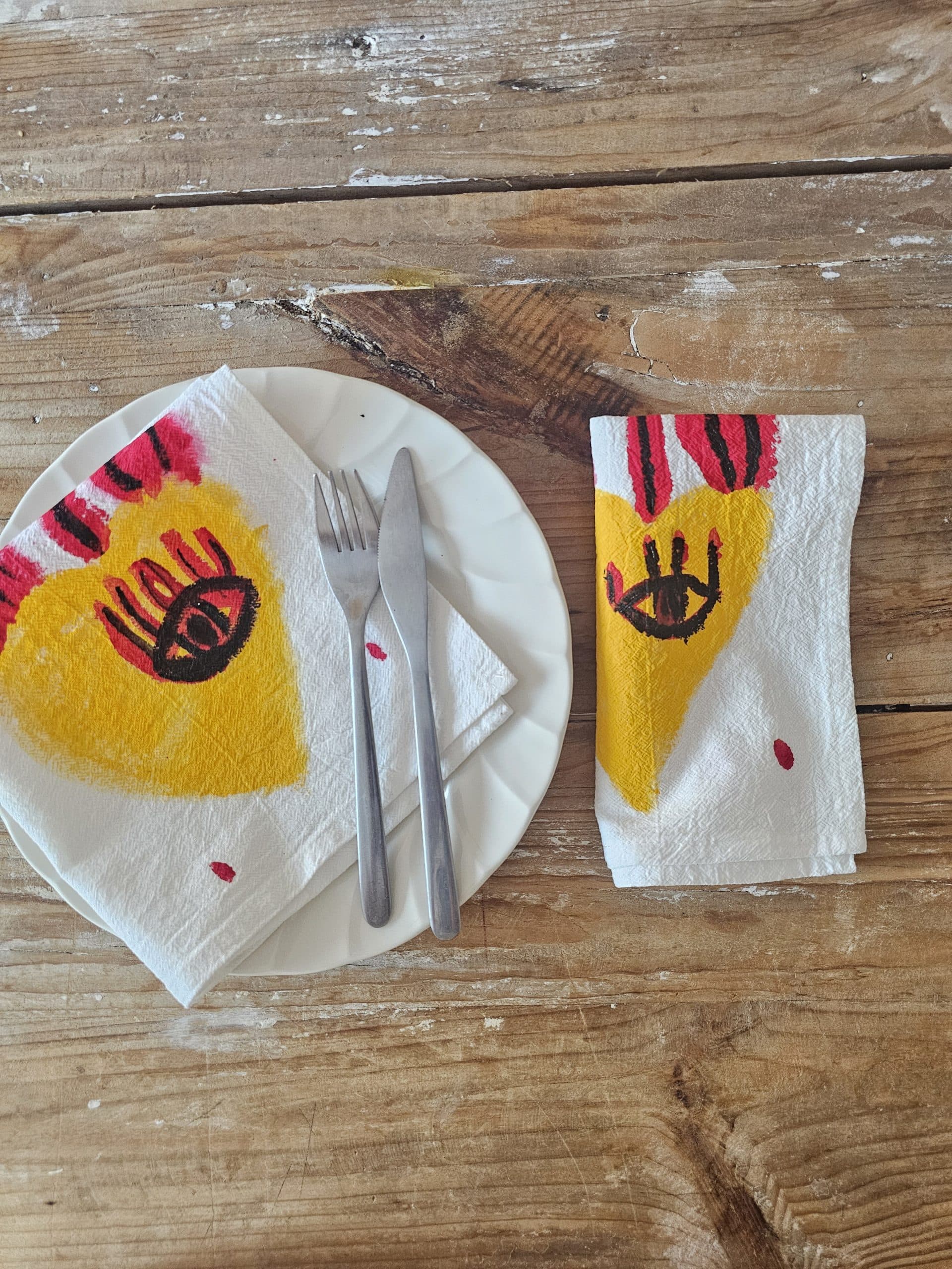 Set de 2 Servilletas de Algodón 100% Pintadas a Mano – Corazón llamas 1 (40x40 cm) · 02