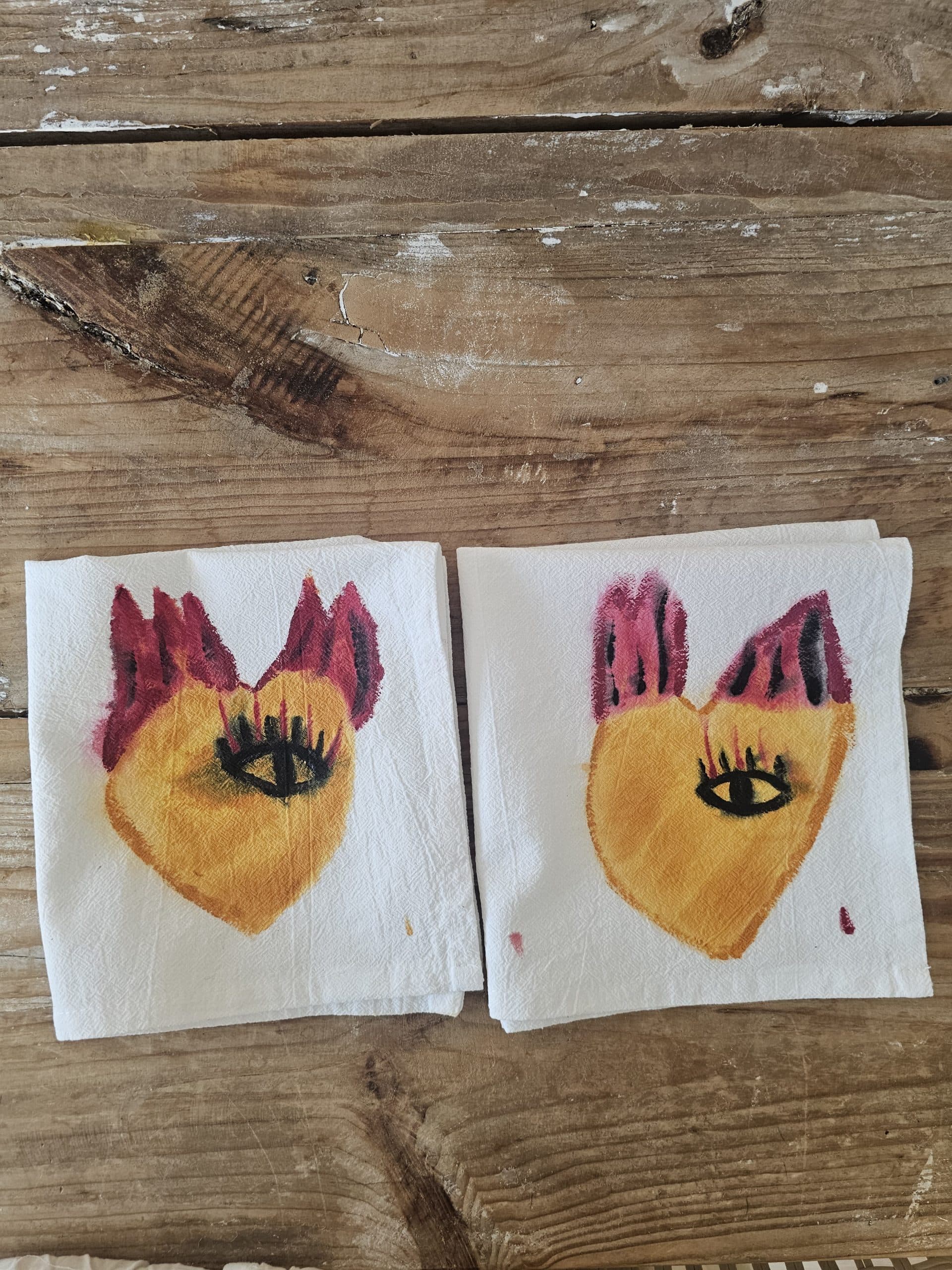 Set de 2 Servilletas de Algodón 100% Pintadas a Mano – Corazón llamas 2 (40x40 cm) · 03