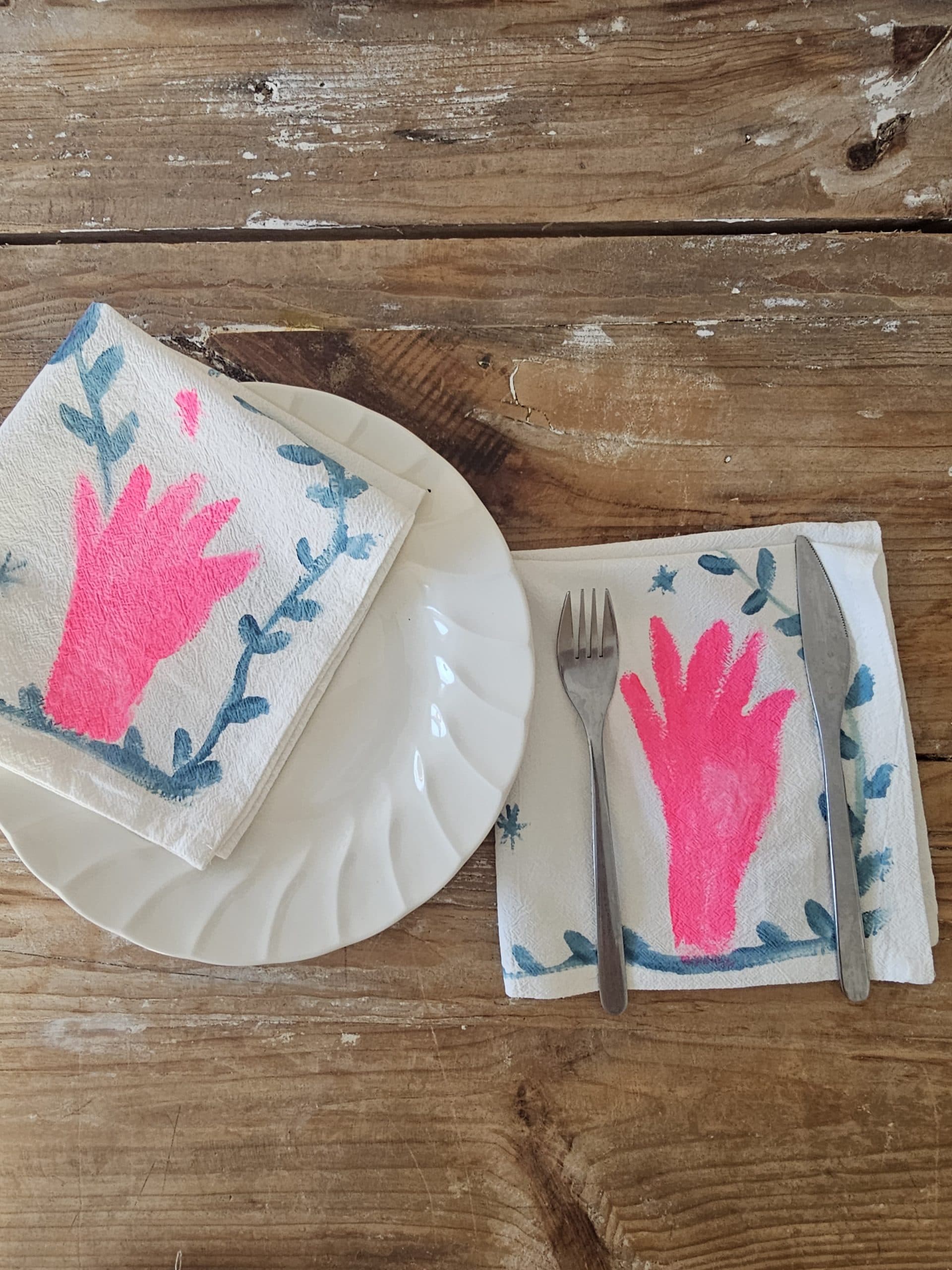 Set de 2 Servilletas de Algodón 100% Pintadas a Mano – Diseño Manos (40x40 cm)